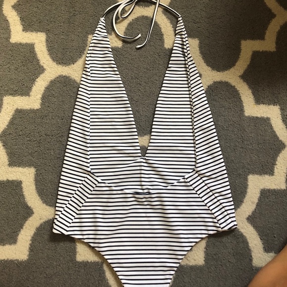 Mikoh Hinano one piece bikini - Picture 4 of 6